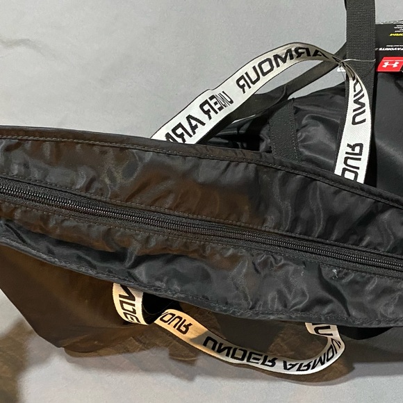 NWT! Under Armour Duffle Bag Black and White PERFECT for gym or over night trips - Picture 10 of 13